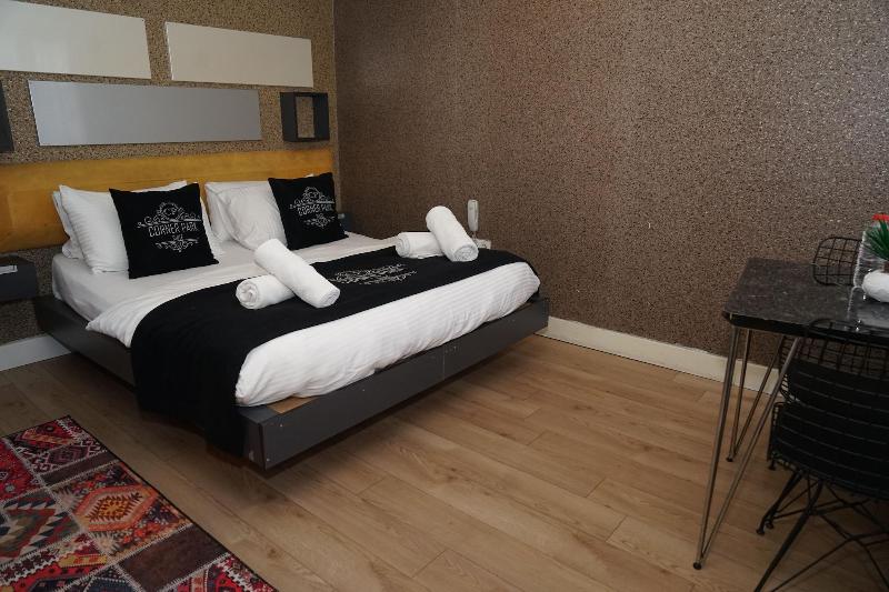 Corner Park Suites image
