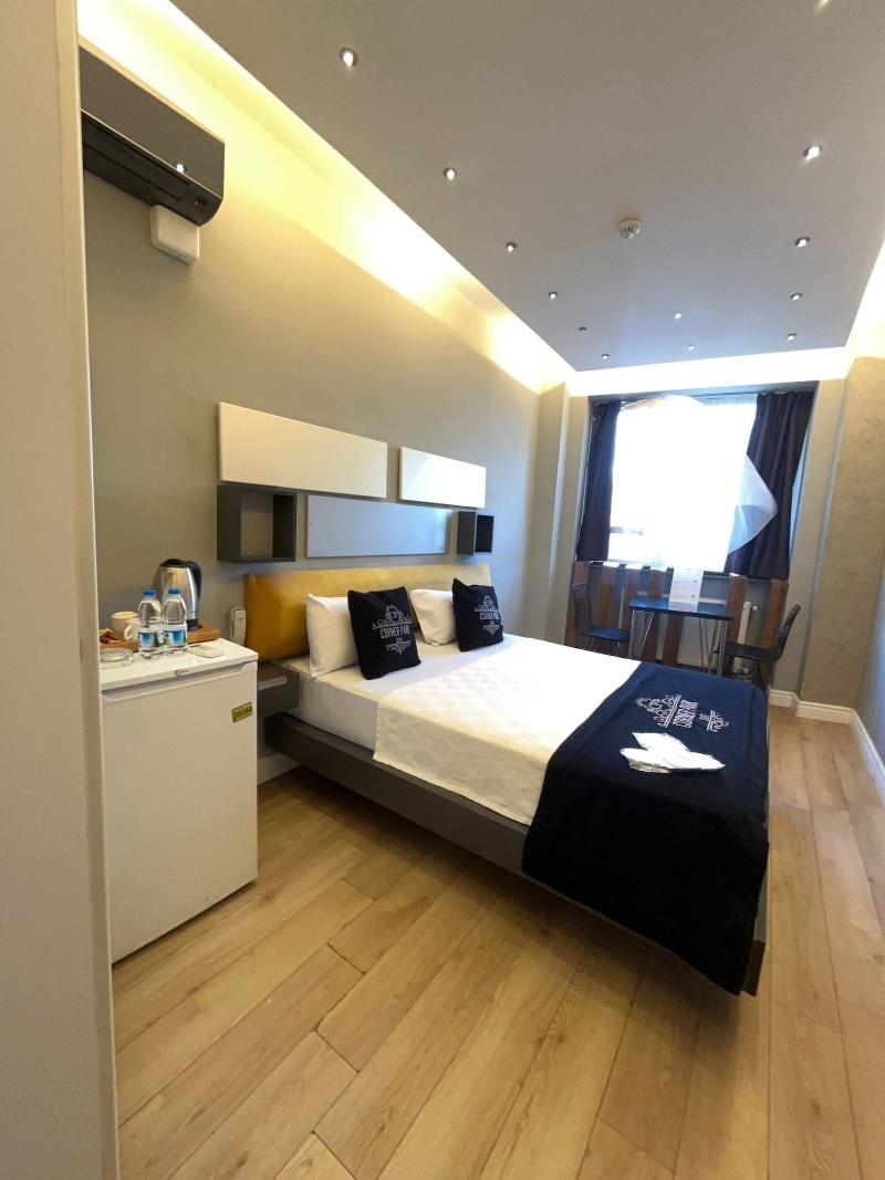 Corner Park Suites image
