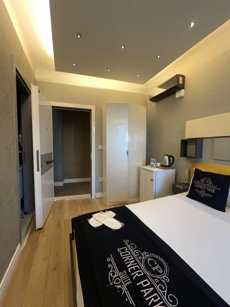 Corner Park Suites image