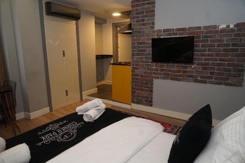 Corner Park Suites image