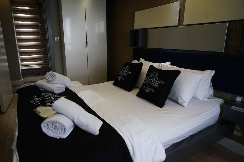 Corner Park Suites image