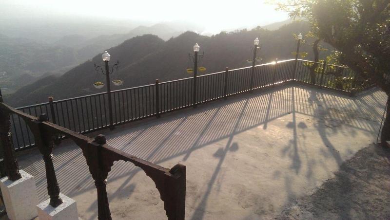 Jharipani Castle image