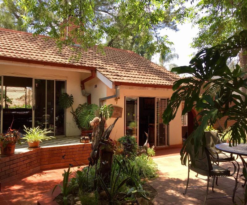 It's A Small World Backpackers Lodge - Hostel image