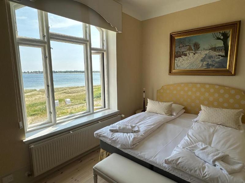 Aaroesund Badehotel image