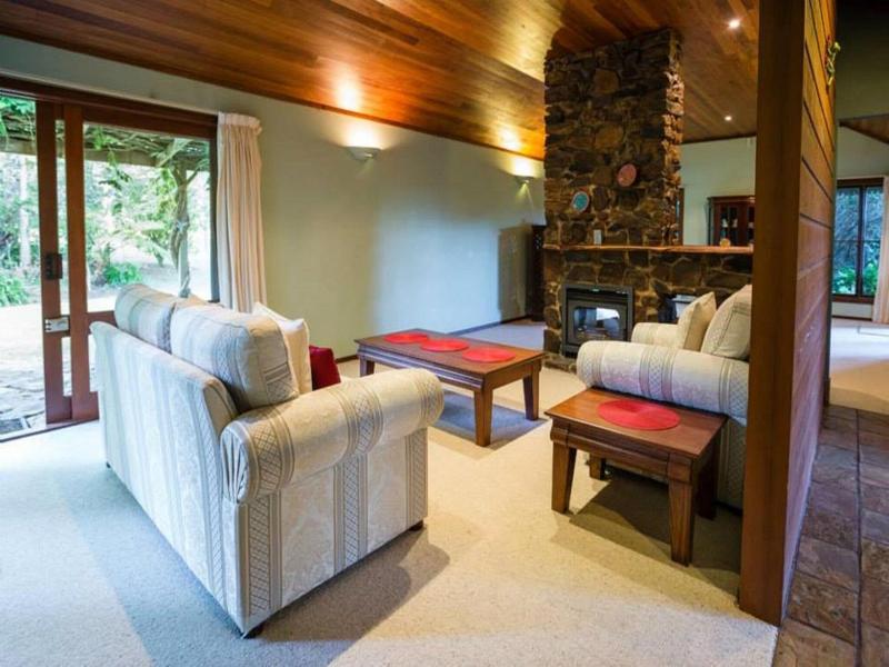 Mt Glorious Getaways image