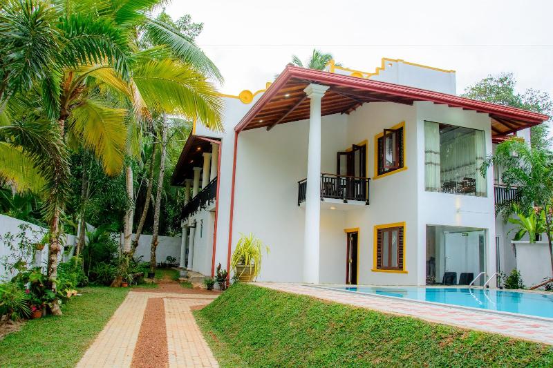 Villa White image