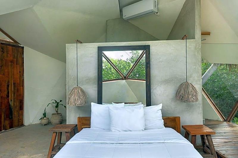 Mamasan Treehouses & Cabins image