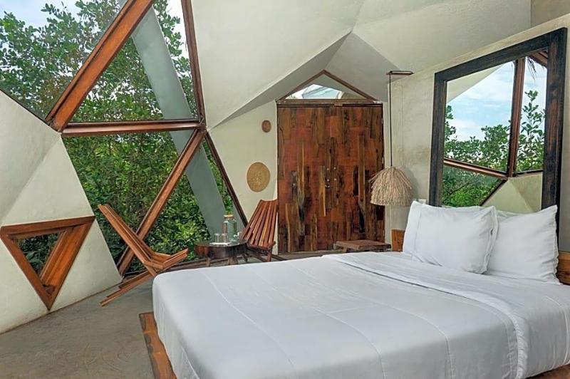 Mamasan Treehouses & Cabins image