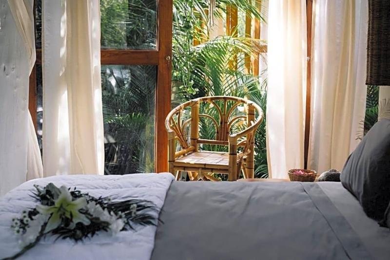 Mamasan Treehouses & Cabins image