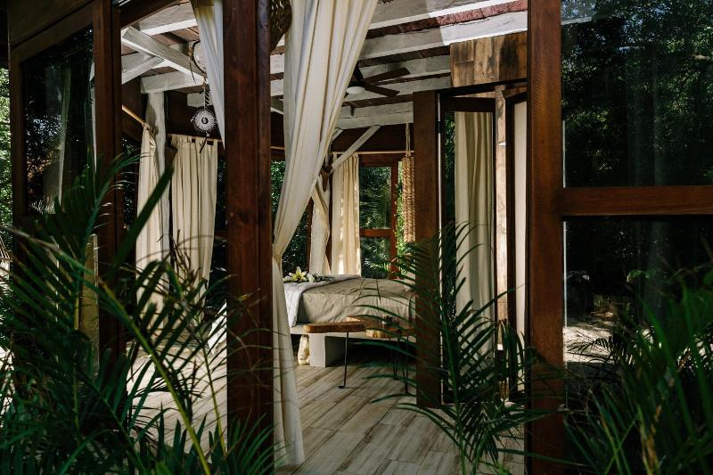 Mamasan Treehouses & Cabins image