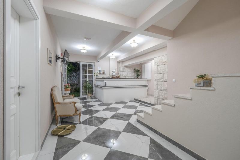 Marinero Apartments image