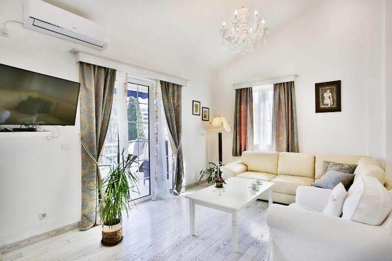 Marinero Apartments image