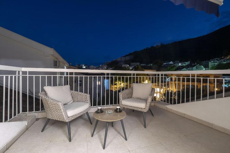 Marinero Apartments image