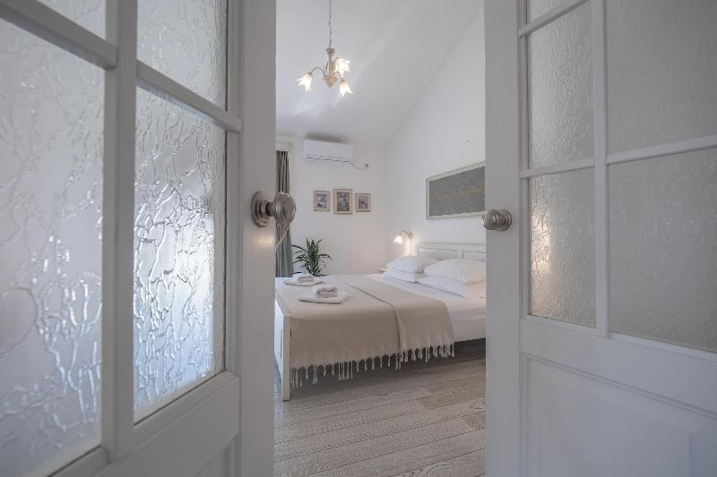 Marinero Apartments image