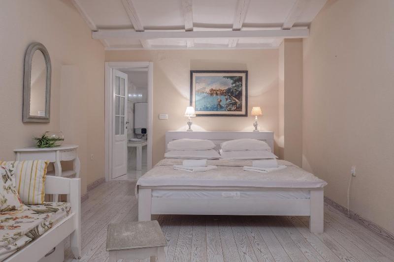 Marinero Apartments image