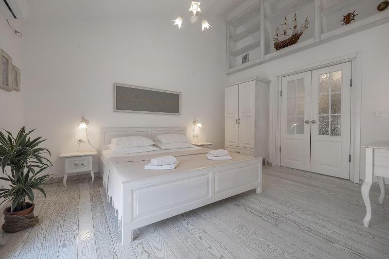 Marinero Apartments image