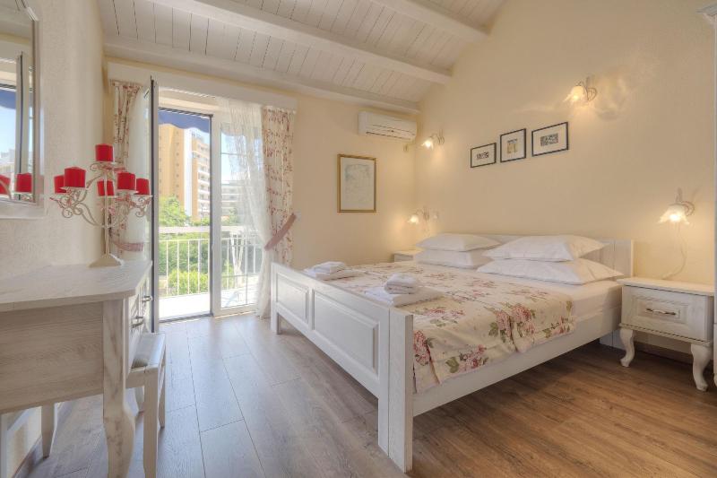 Marinero Apartments image