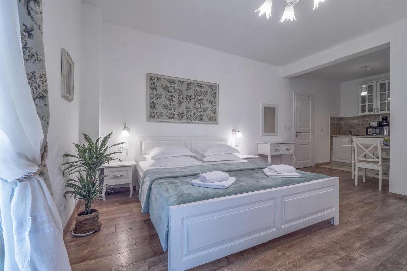 Marinero Apartments image