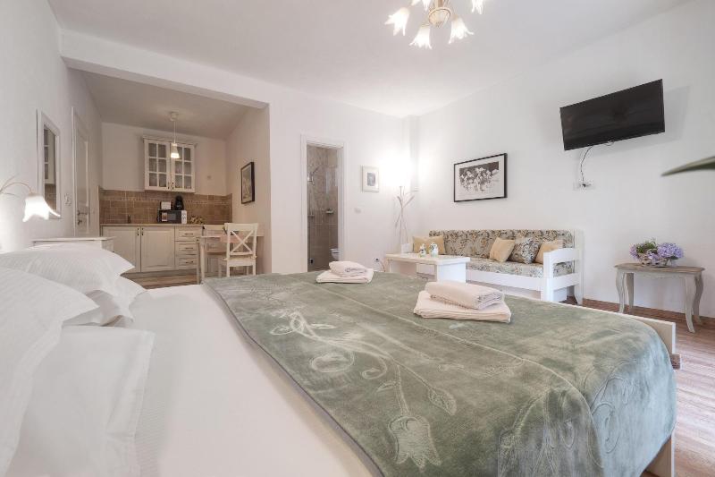 Marinero Apartments image