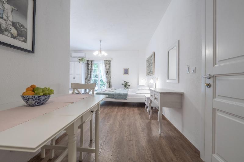 Marinero Apartments image