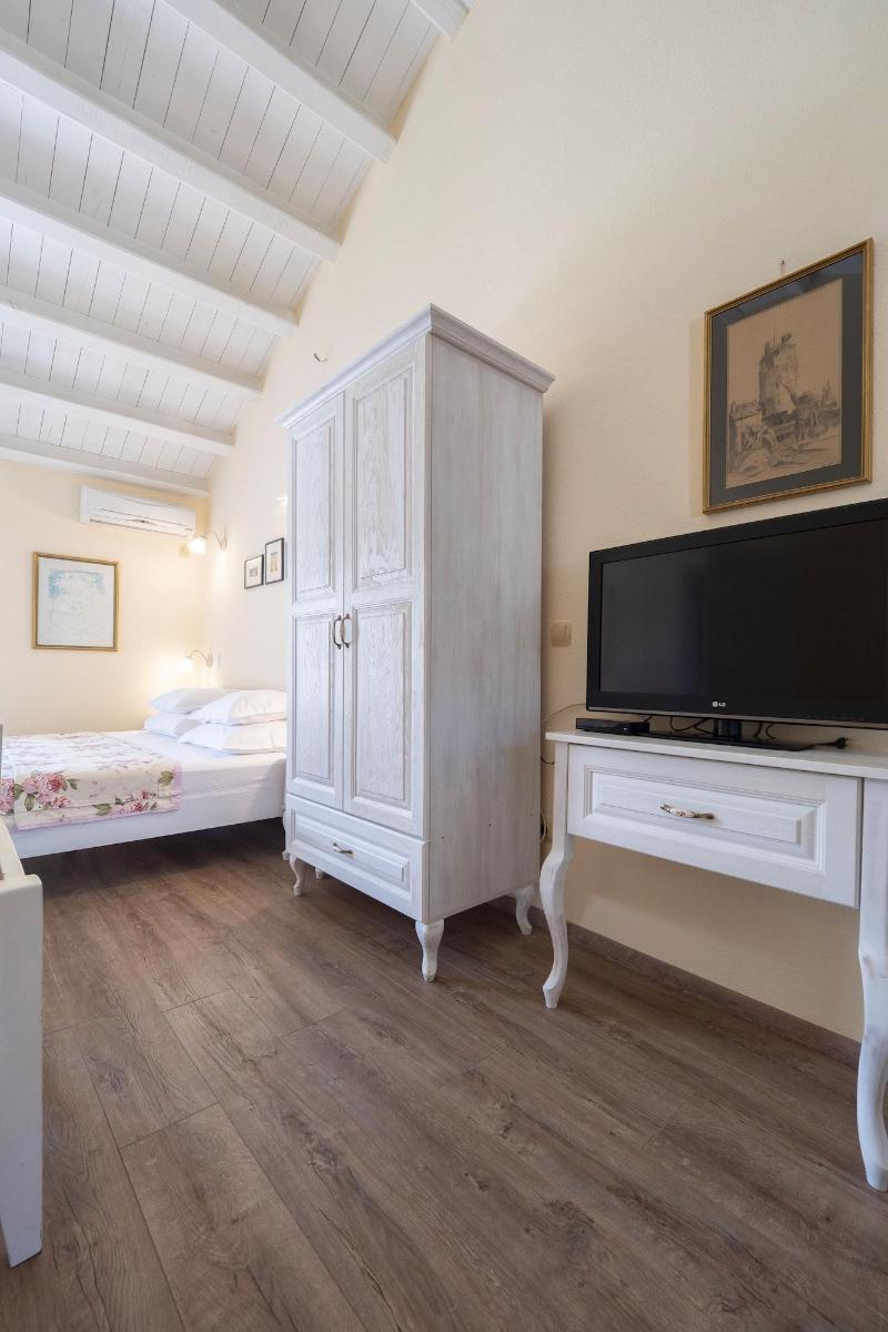 Marinero Apartments image