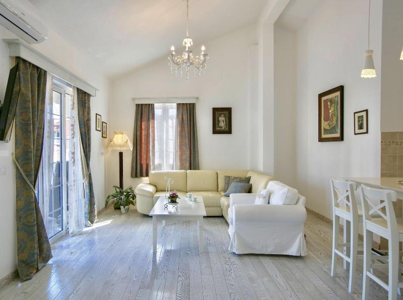 Marinero Apartments image