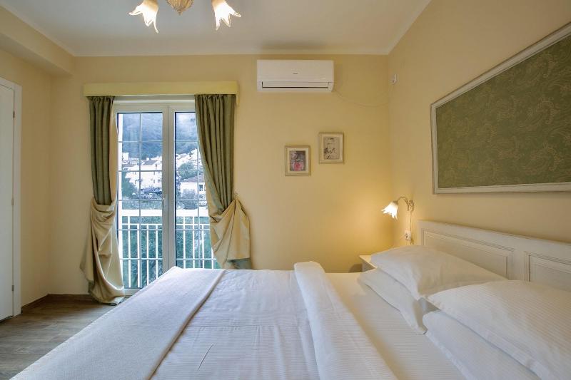 Marinero Apartments image