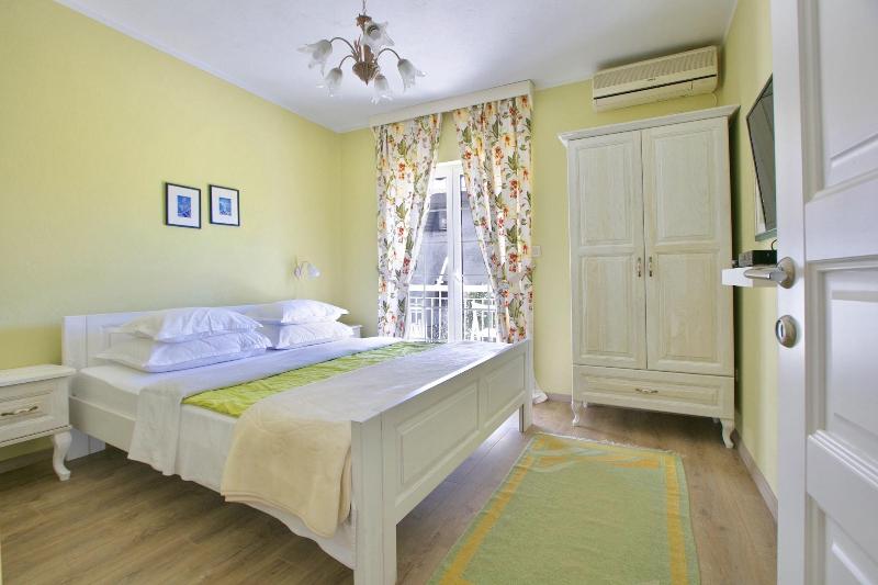 Marinero Apartments image