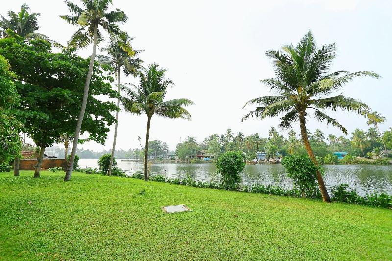 Capital O 29855 Island Inn image