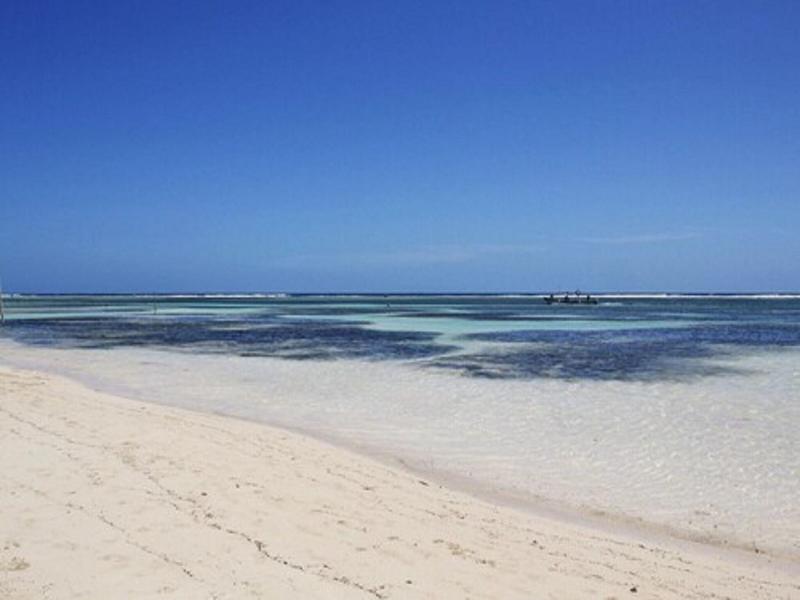 Noah Beach Hotel & Suites