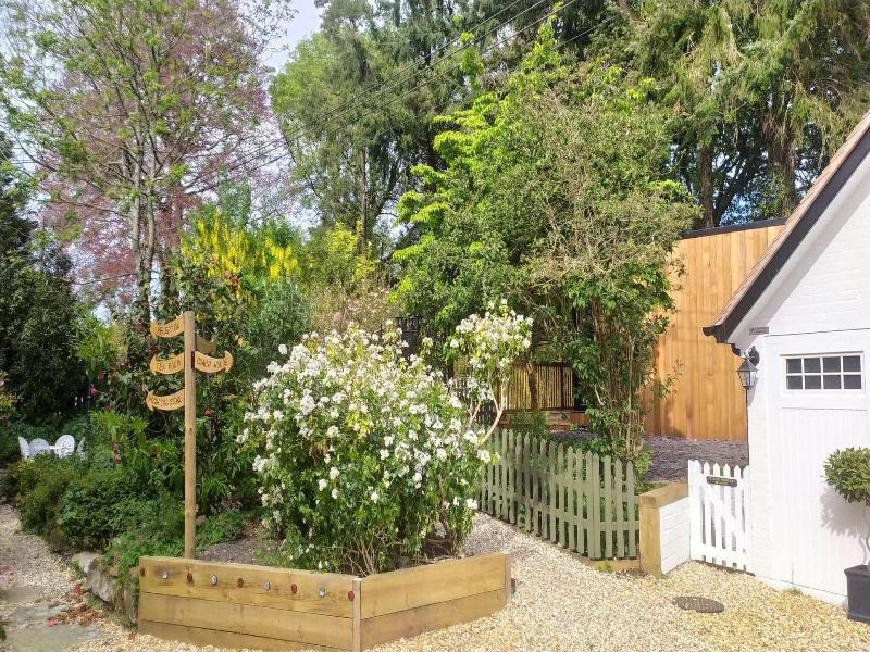 Thatched Eaves image