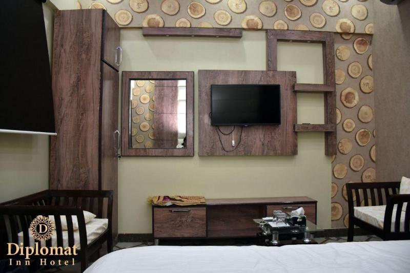 Diplomat Inn Hotel image