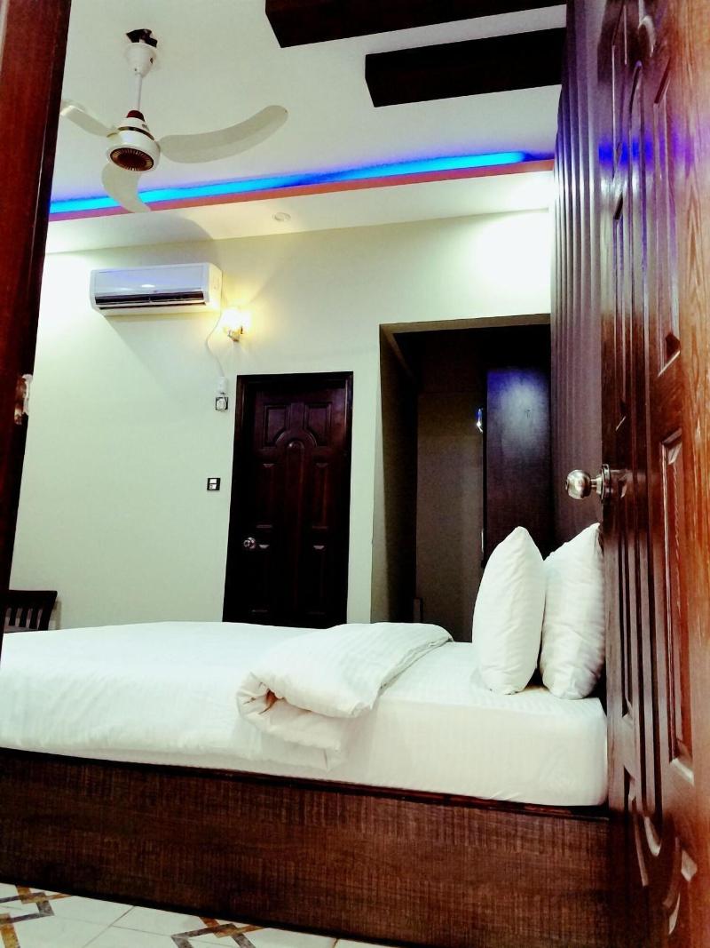 Diplomat Inn Hotel image