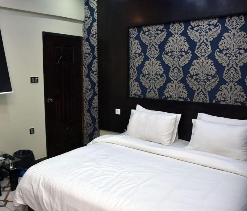 Diplomat Inn Hotel image