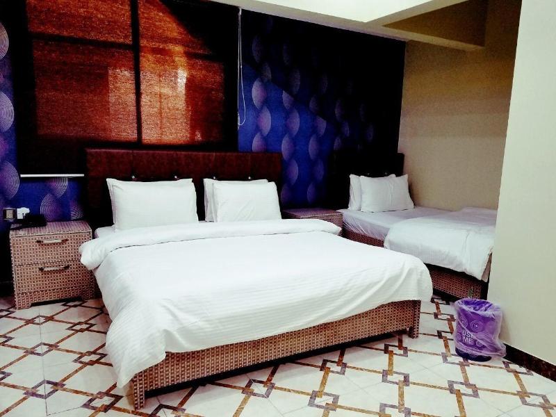 Diplomat Inn Hotel image