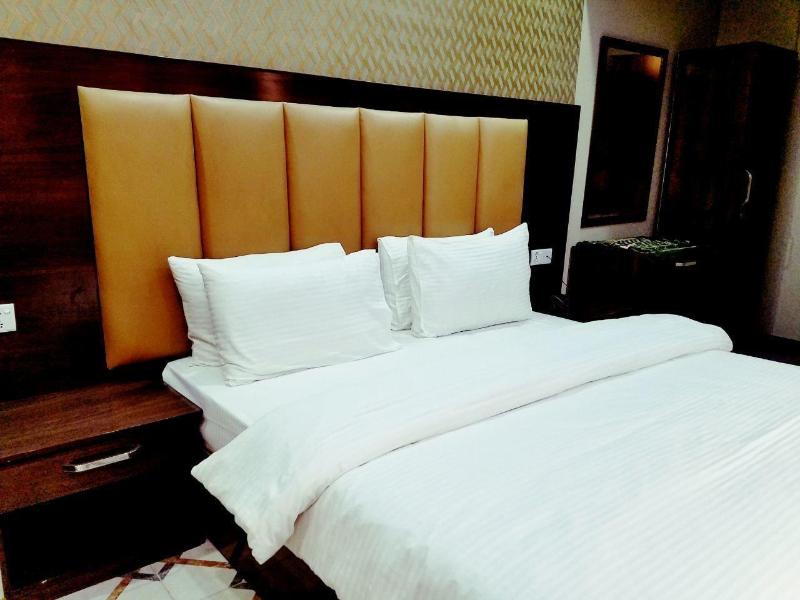 Diplomat Inn Hotel image