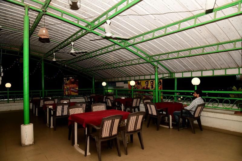 Hotel Monarch Center Point Near Dahanu Beach, Bord
