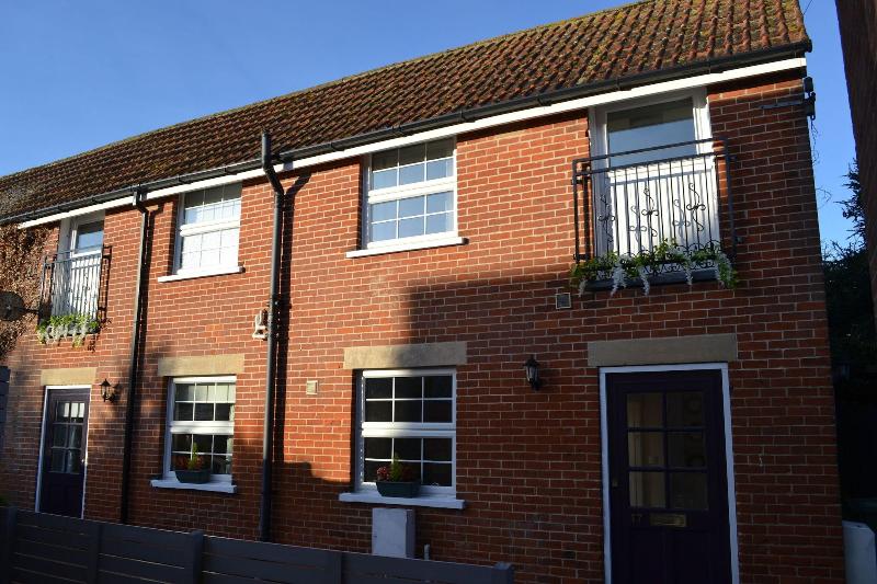 Frinton Escapes - The Cottage image