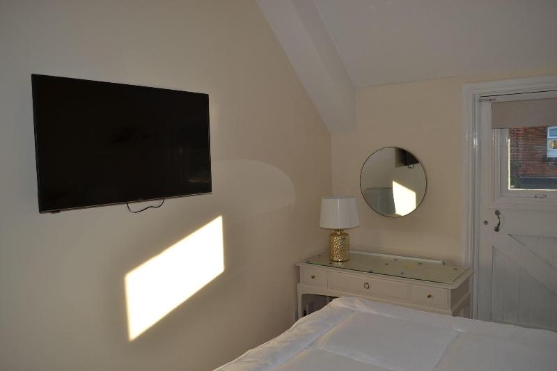 Frinton Escapes - The Cottage image