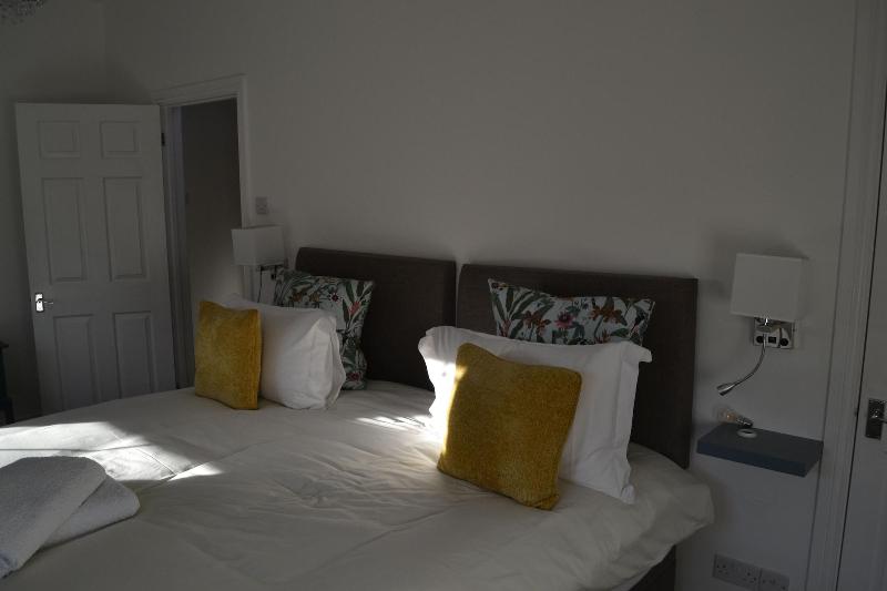 Frinton Escapes - The Cottage image