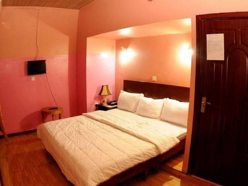 Benny Hotel image