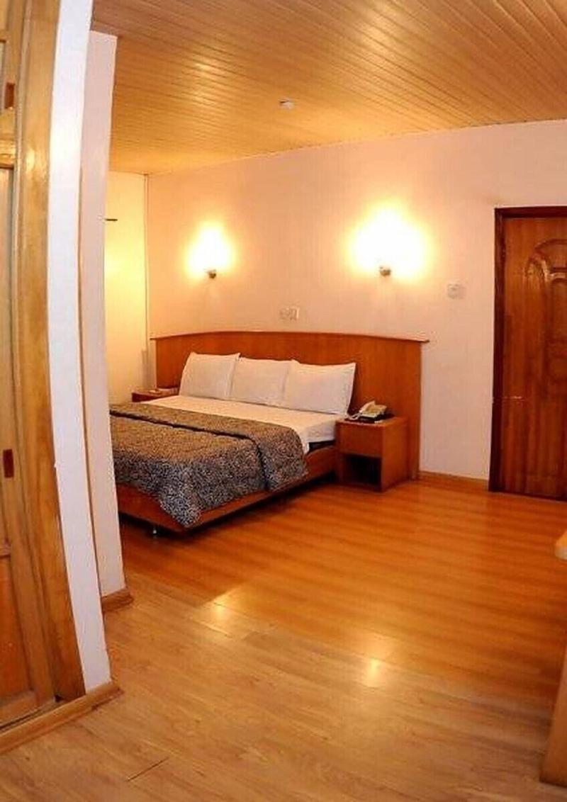 Benny Hotel image