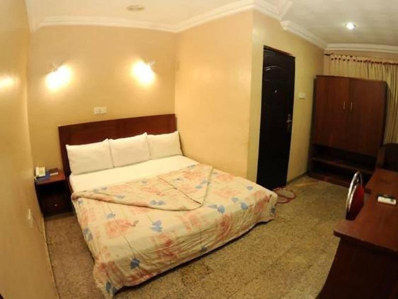 Benny Hotel image