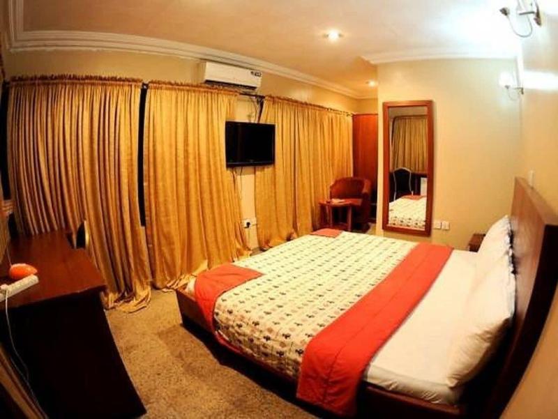 Benny Hotel image
