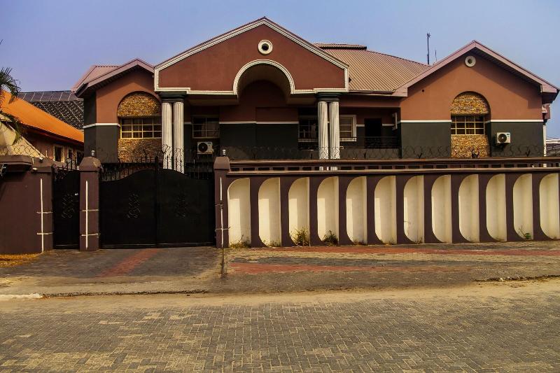 Cribville Hotel & Suites