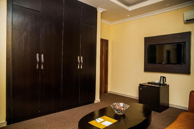 Cribville Hotel & Suites image