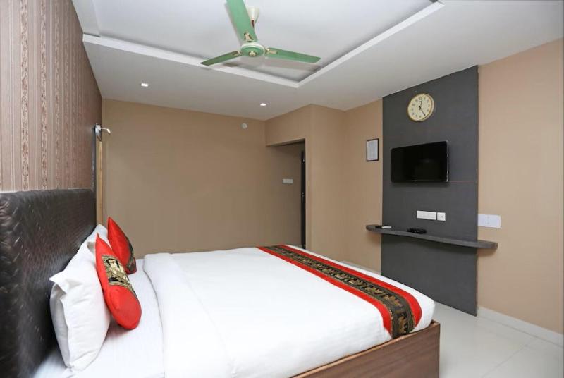 Oyo 4230 Hotel Richi Regency 1 image