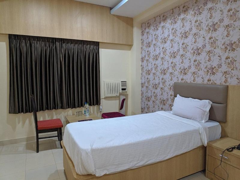 Oyo 4230 Hotel Richi Regency 1 image