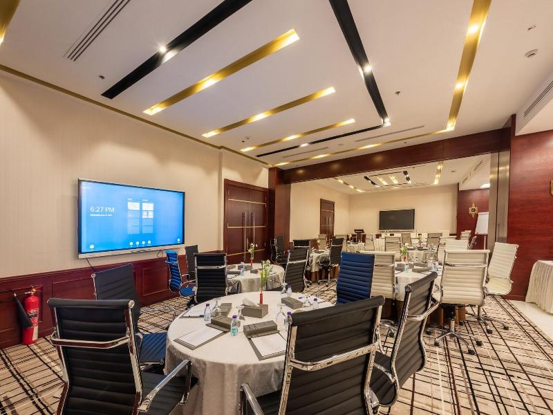 Nivel Hotel image