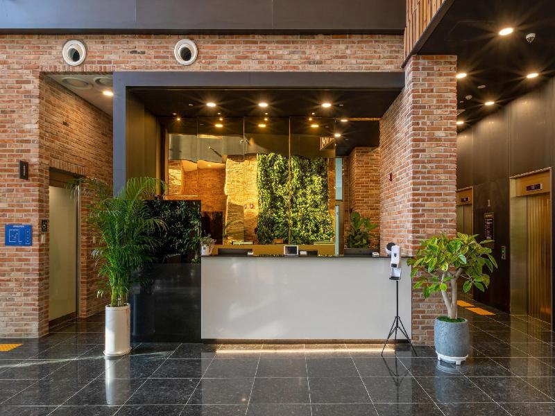Urbanest Hotel image